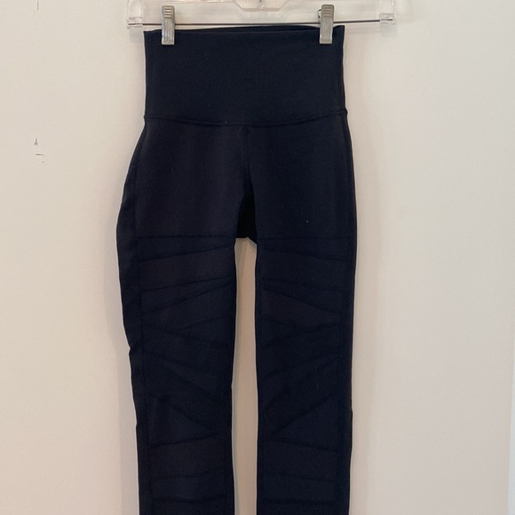 Lululemon leggings with mesh on the legs - Picture 3 of 4